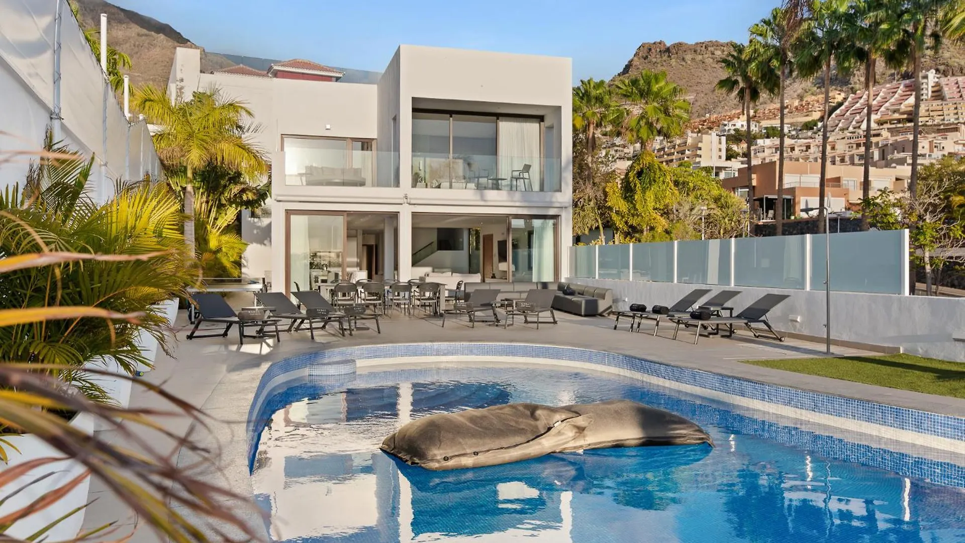 Karat Villa Esmeralda contacts